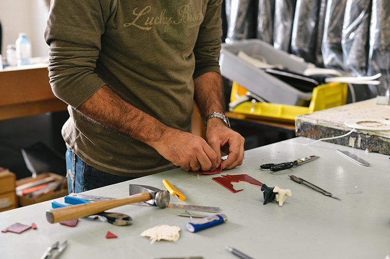 Fabrication artisanale étiquette valise